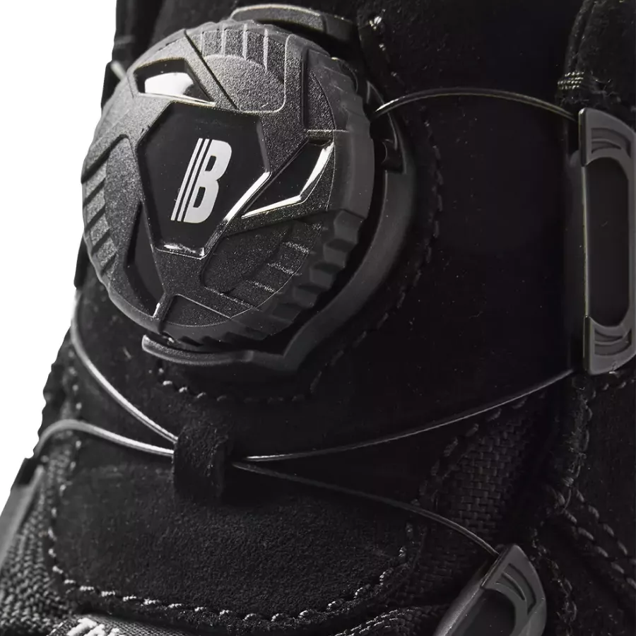 **Free-lock Fastening System** secures your boots quickly and keeps them snug throughout every task.