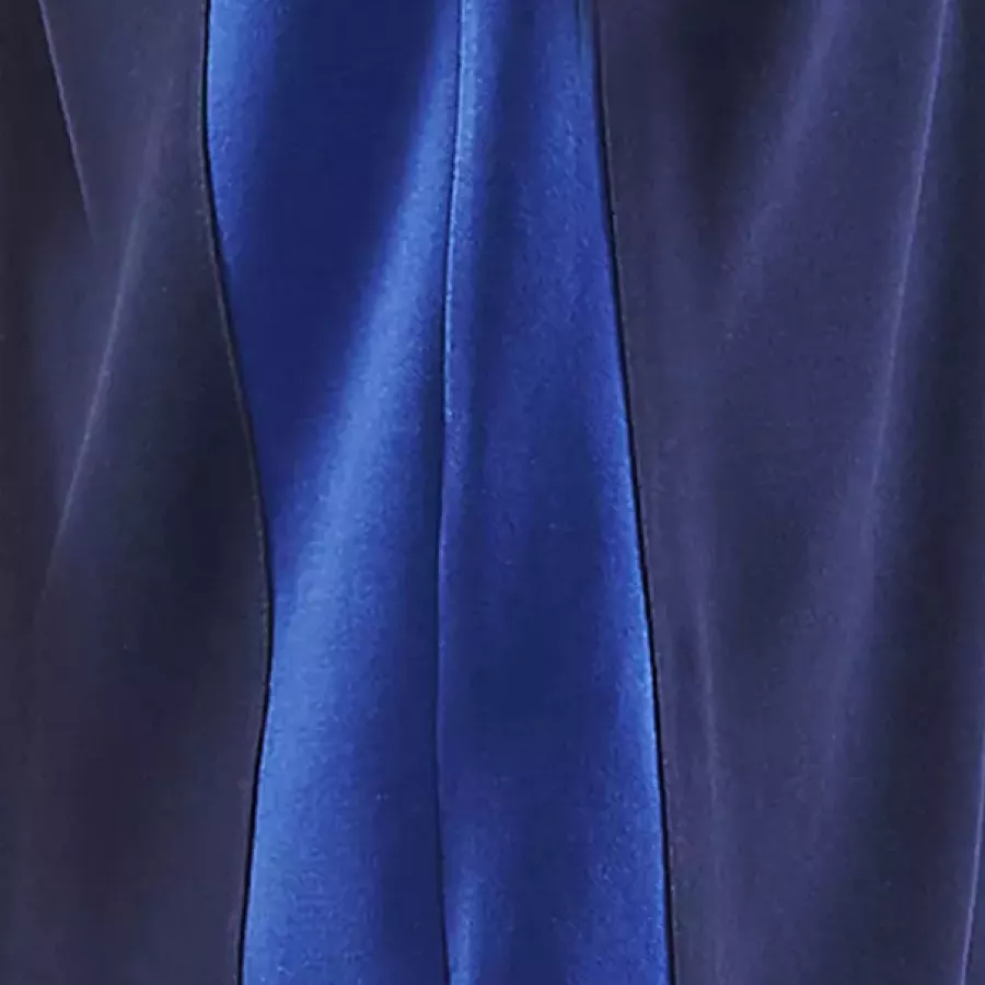 **Side Vents** provide extra freedom of movement and a breathable fit.