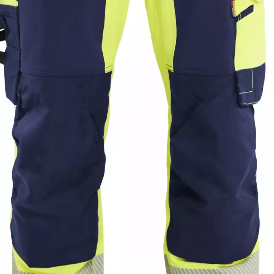 **CORDURA®-Reinforced Knee Pad Pockets** protect your knees when used with knee pads when kneeling.