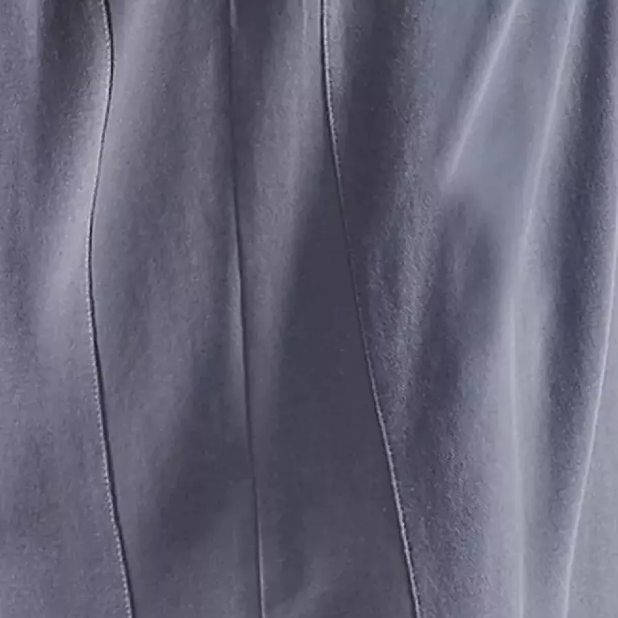 **Side Vents** provide extra freedom of movement and a breathable fit.