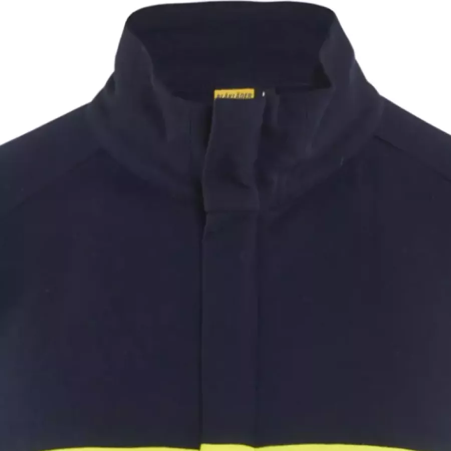 **Stand Up Collar** adds a warm, secure feel that keeps you comfortable in shifting conditions.