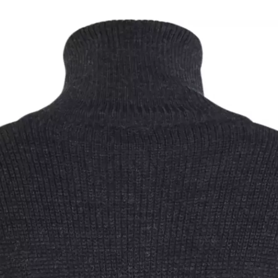 **High Collar** keeps your neck warm and shielded from chilly winds for all-day comfort.