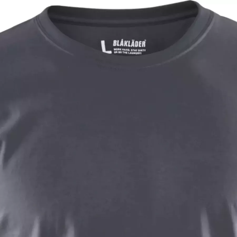 **Ribbed Round Collar** sits comfortably while keeping its shape throughout the day.