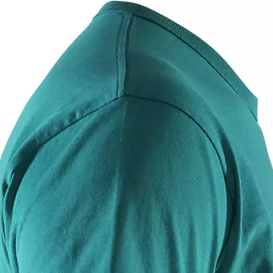 **Verstärkte Hals- und Schulternähte** sorgen für dauerhafte Haltbarkeit, sodass das Shirt seine Passform auch nach häufigem Tragen behält.