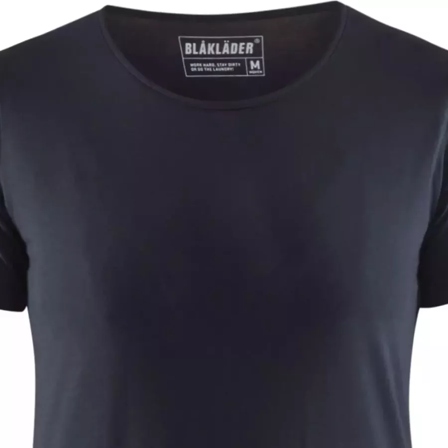 **Rundhalsausschnitt** bietet eine klassische, bequeme Passform, die den ganzen Tag über gut sitzt.