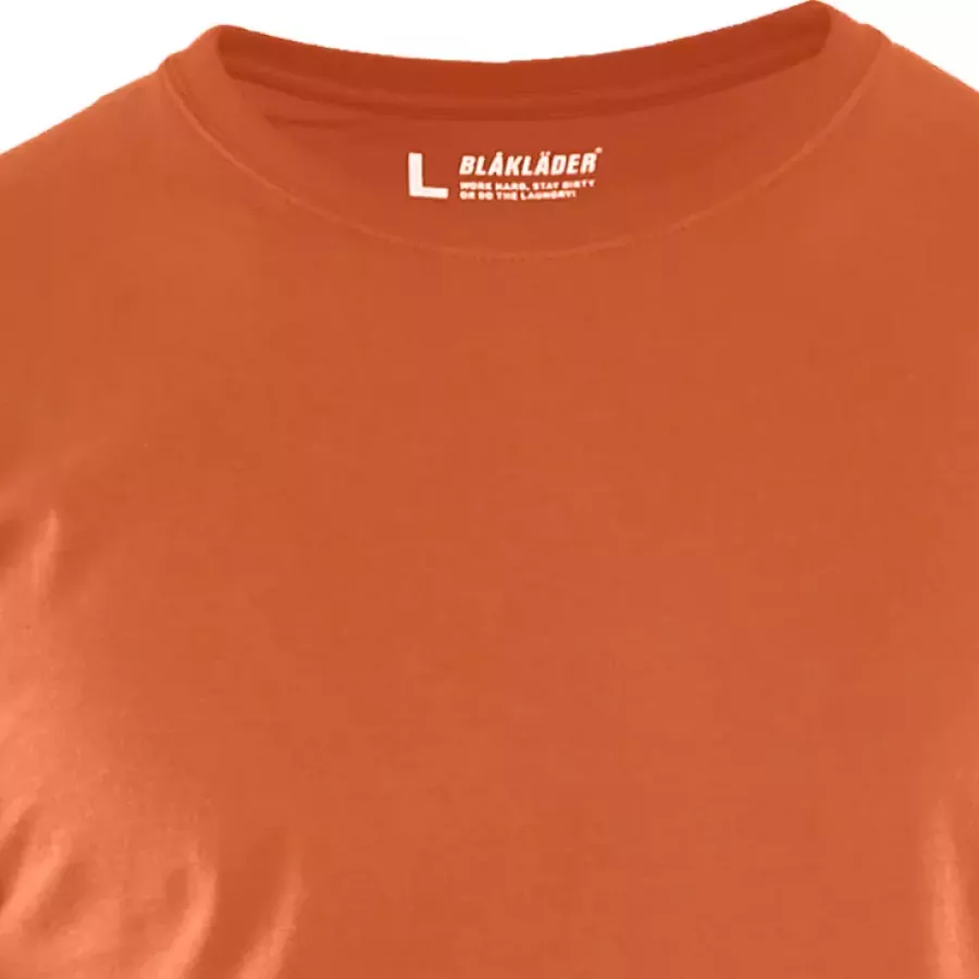 **Ribbed Round Collar** sits comfortably while keeping its shape throughout the day.