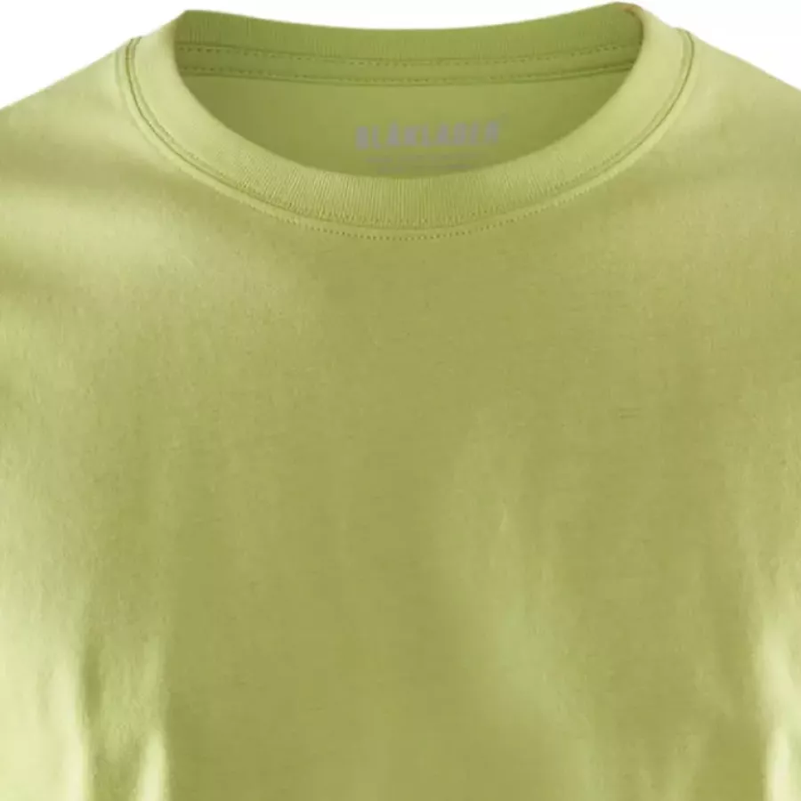 **Ribbed Round Collar** sits comfortably while keeping its shape throughout the day.
