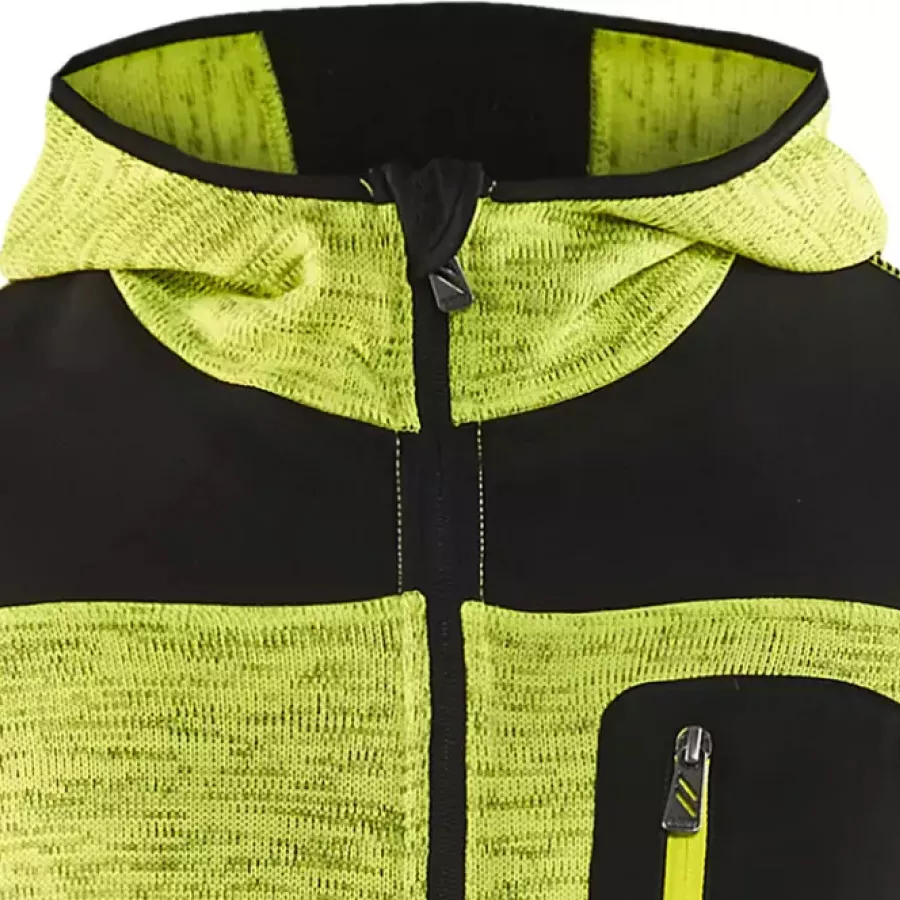**Fixed Hood** wraps you in a streamlined fit that stays put when the wind picks up.