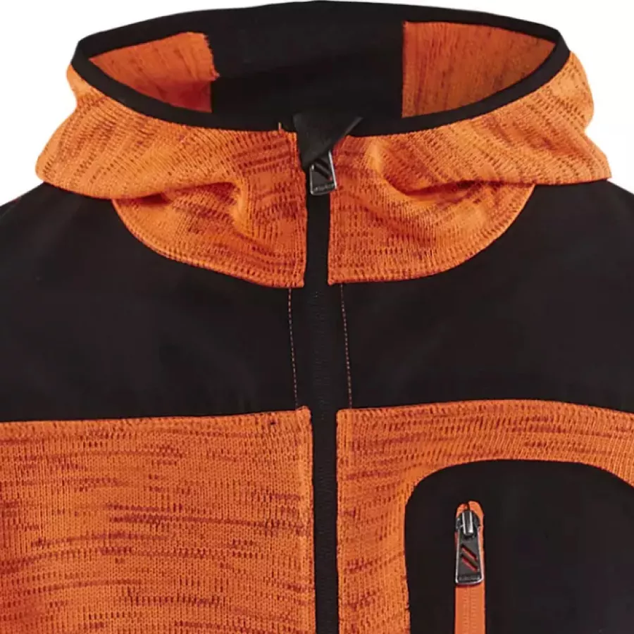 **Fixed Hood** wraps you in a streamlined fit that stays put when the wind picks up.