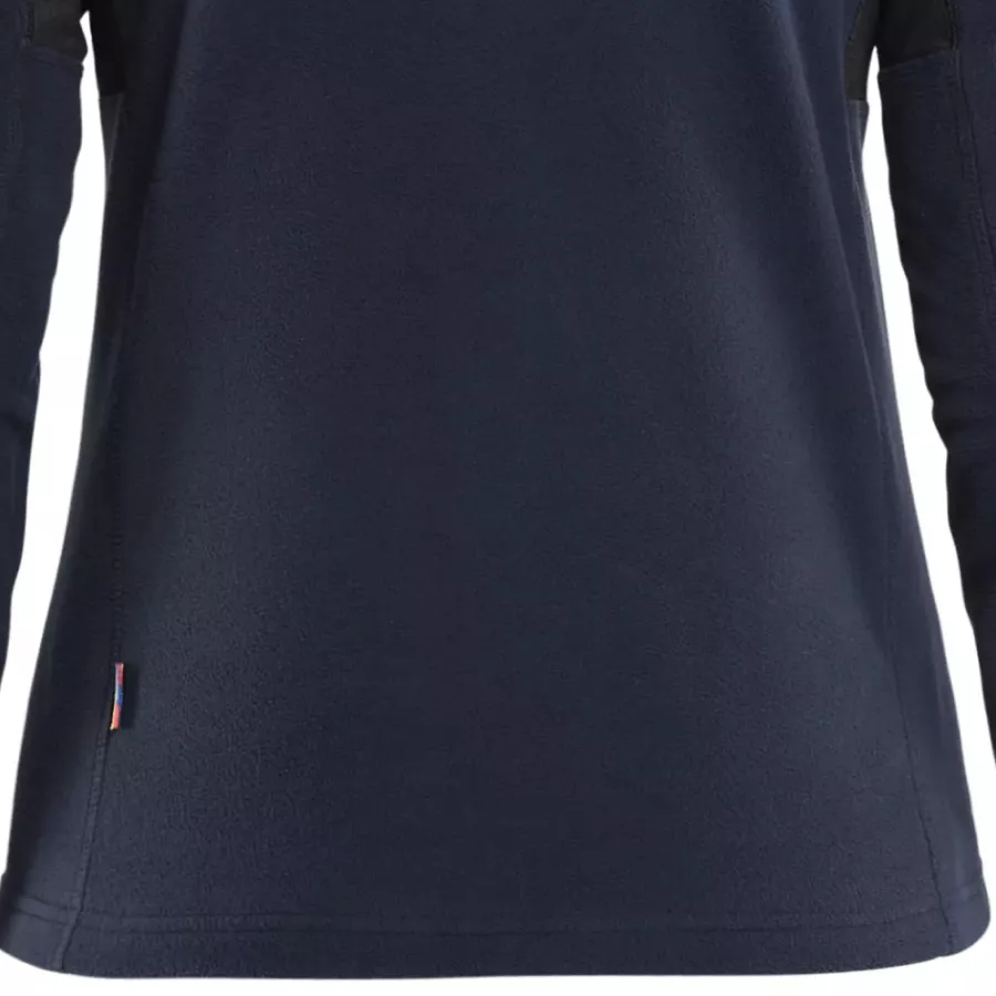 **Extended Back** provides extra coverage and warmth during movement.
