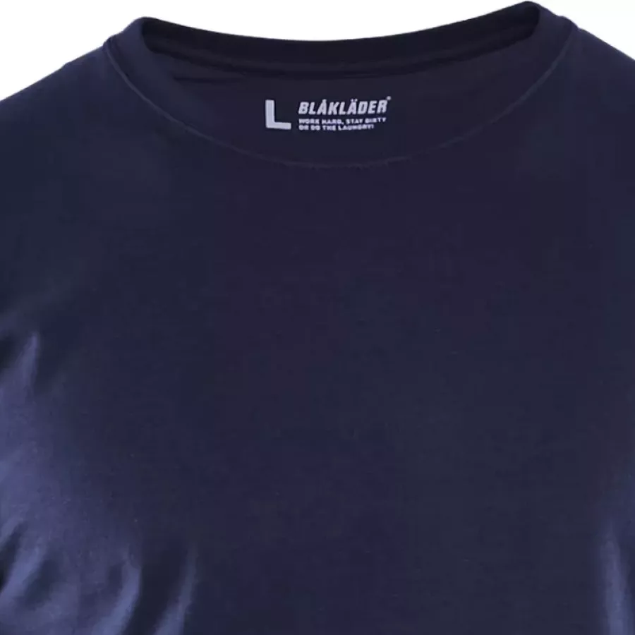 **Ribbed Round Collar** sits comfortably while keeping its shape throughout the day.