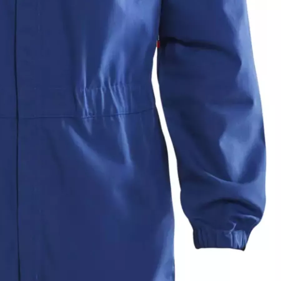 **Elastische Bündchen an den Ärmelbündchen** sorgen für einen festen und hygienischen Sitz der Ärmel und ermöglichen dennoch freie Bewegung bei der Arbeit.