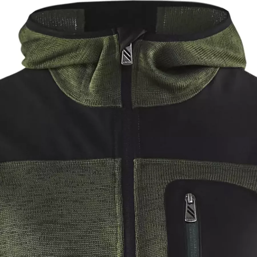**Fixed Hood** wraps you in a streamlined fit that stays put when the wind picks up.