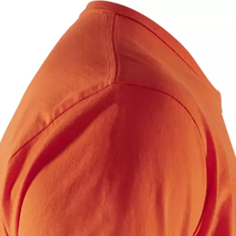 **Verstärkte Hals- und Schulternähte** sorgen für dauerhafte Haltbarkeit, sodass das Shirt seine Passform auch nach häufigem Tragen behält.