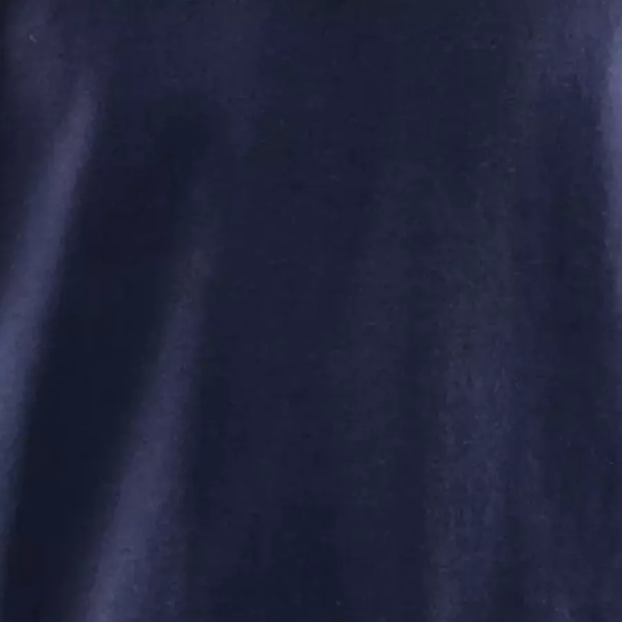 **Stoff aus 100 % Baumwolle** bietet natürliche Weichheit und Atmungsaktivität für mühelosen Tragekomfort im Alltag.