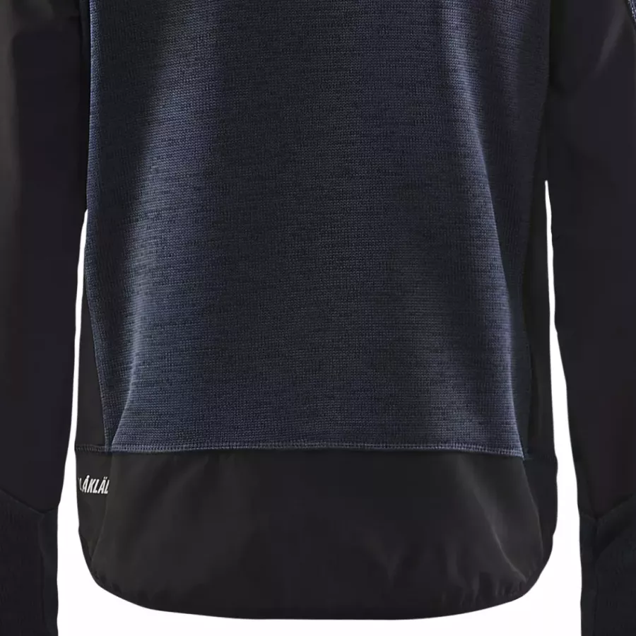 **Extended Back** provides extra coverage and warmth when you bend or move.