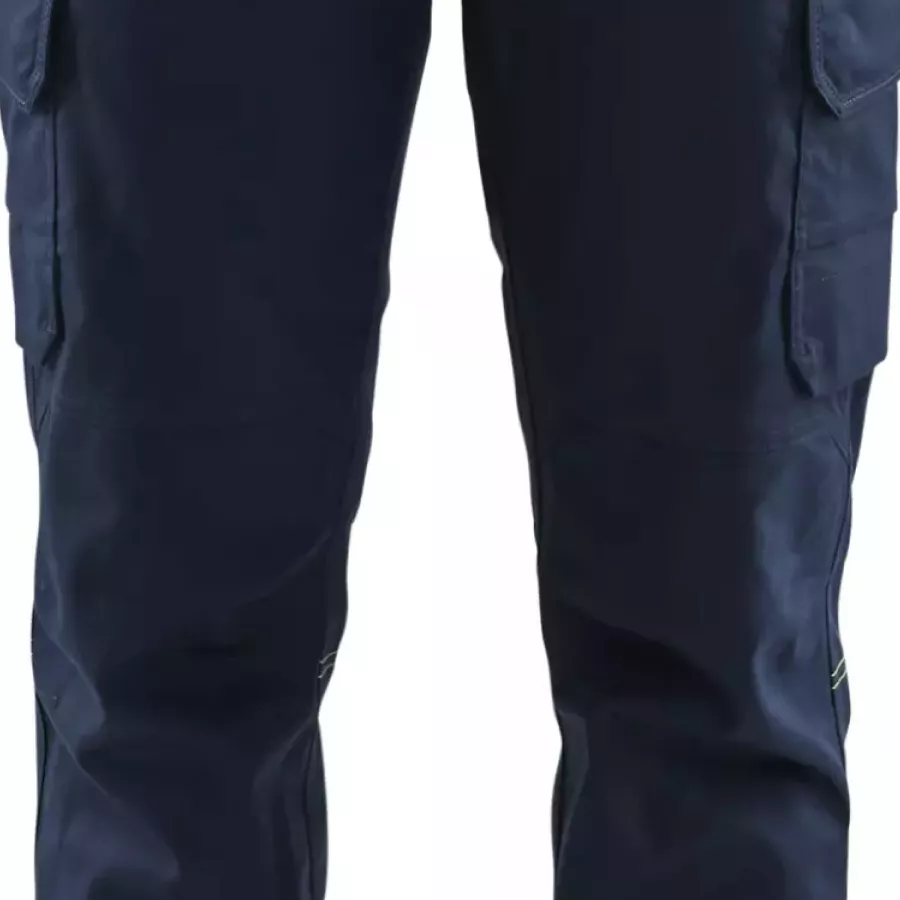 Vorgeformte Knie bieten natürliche Flexibilität und Schutz beim Knien oder Bücken.