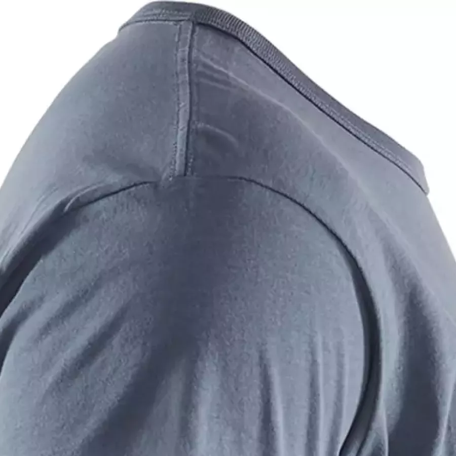 **Verstärkte Hals- und Schulternähte** sorgen für dauerhafte Haltbarkeit, sodass das Shirt seine Passform auch nach häufigem Tragen behält.