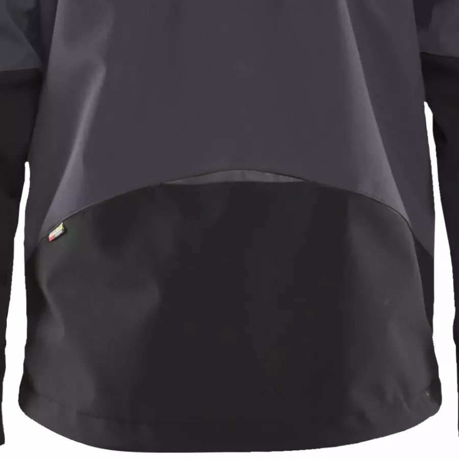 **Extended Back** provides extra coverage and warmth when bending or reaching.