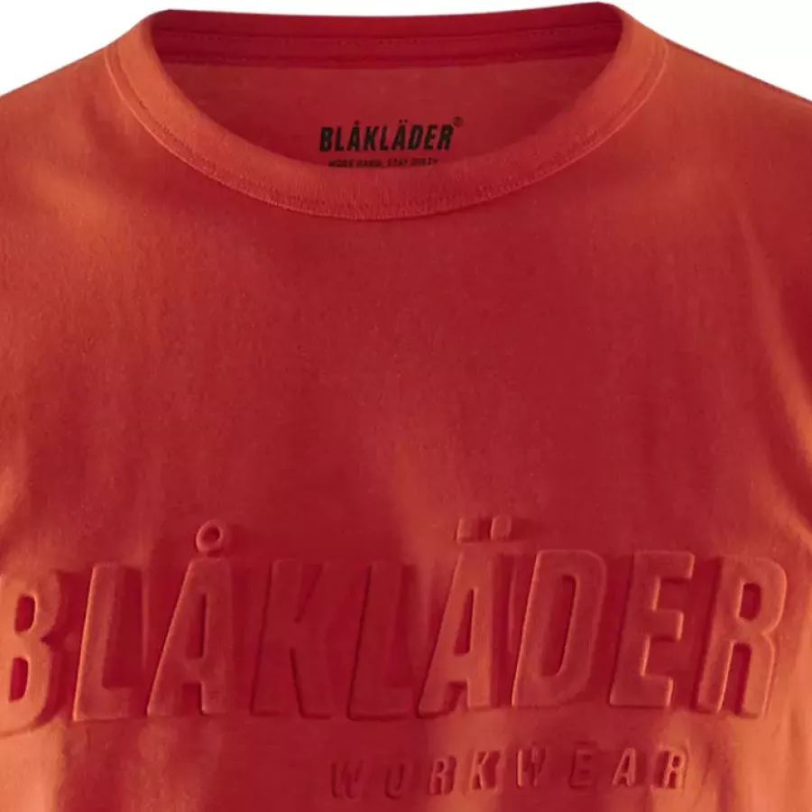 **Gerippter Rundhalsausschnitt** sitzt bequem und behält den ganzen Tag über seine Form.