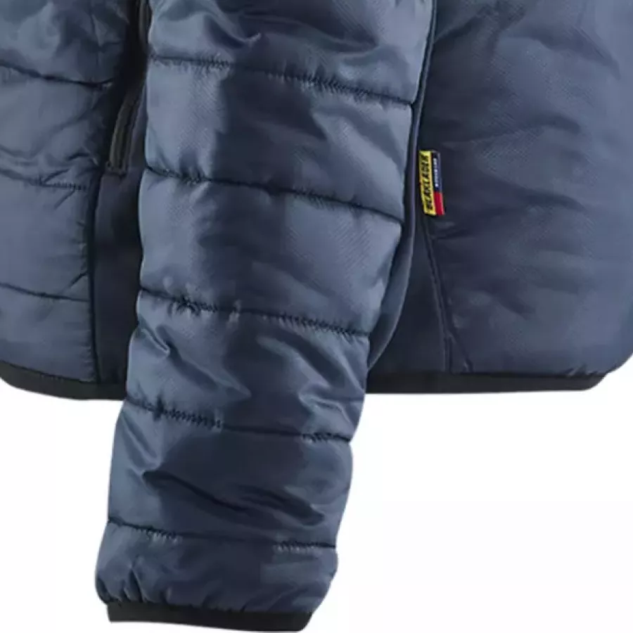 **Elastische Bündchen** sorgen für einen eng anliegenden, flexiblen Sitz, der hilft, die Wärme zu speichern.