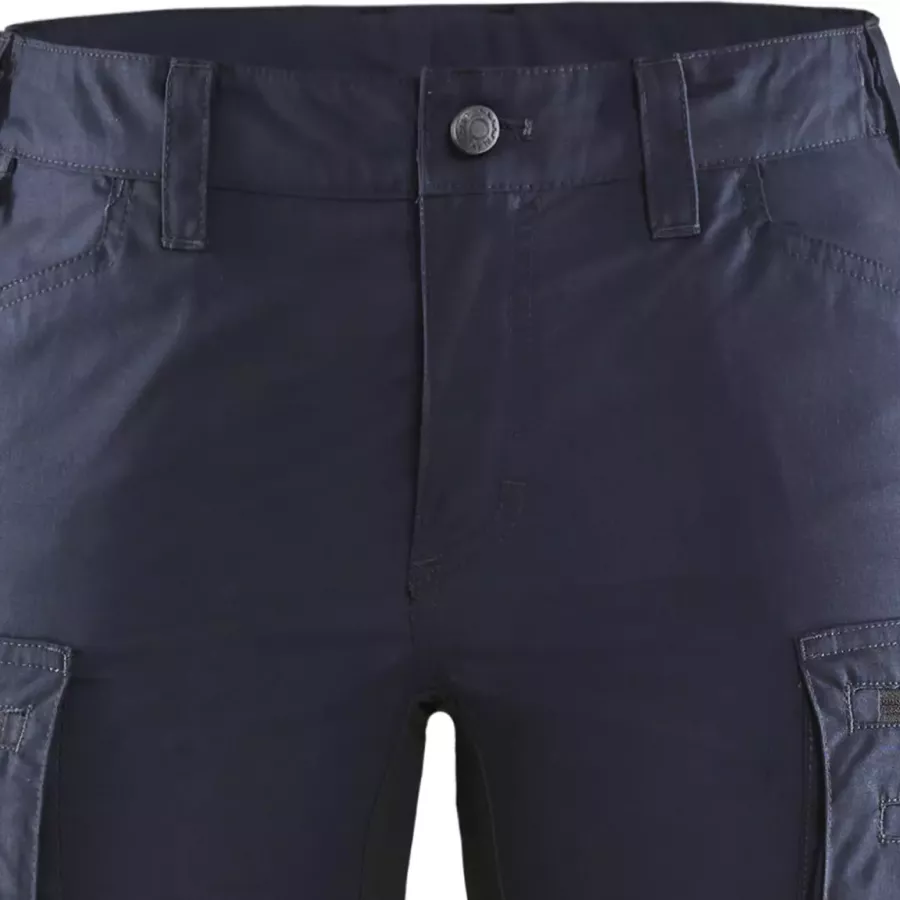 **Elastic Waistband** adapts to your movement for a comfortably secure fit through every task.