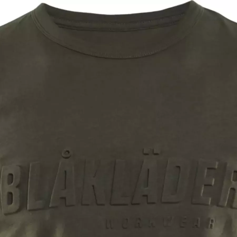 **Gerippter Rundhalsausschnitt** sitzt bequem und behält den ganzen Tag über seine Form.