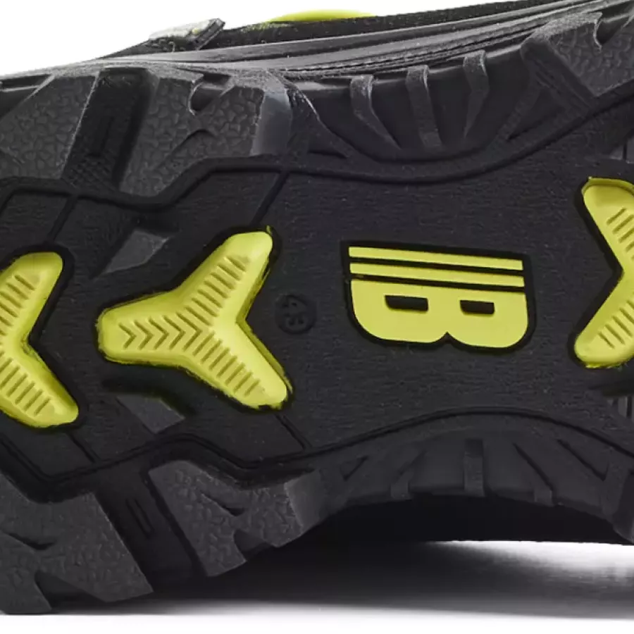 **Rutschhemmende Laufsohlen** bieten sicheren Halt auf rutschigen Oberflächen.