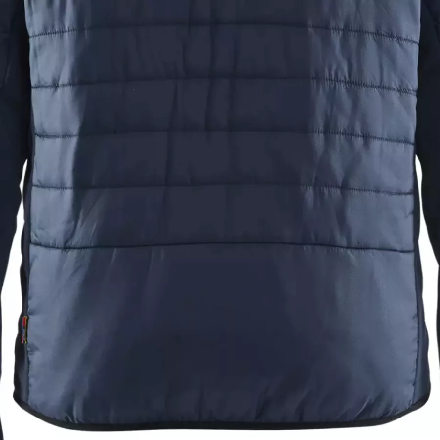 **Verlängerter Rücken** bietet komfortable zusätzliche Abdeckung, die sich bei jeder Aufgabe mit Ihnen bewegt.