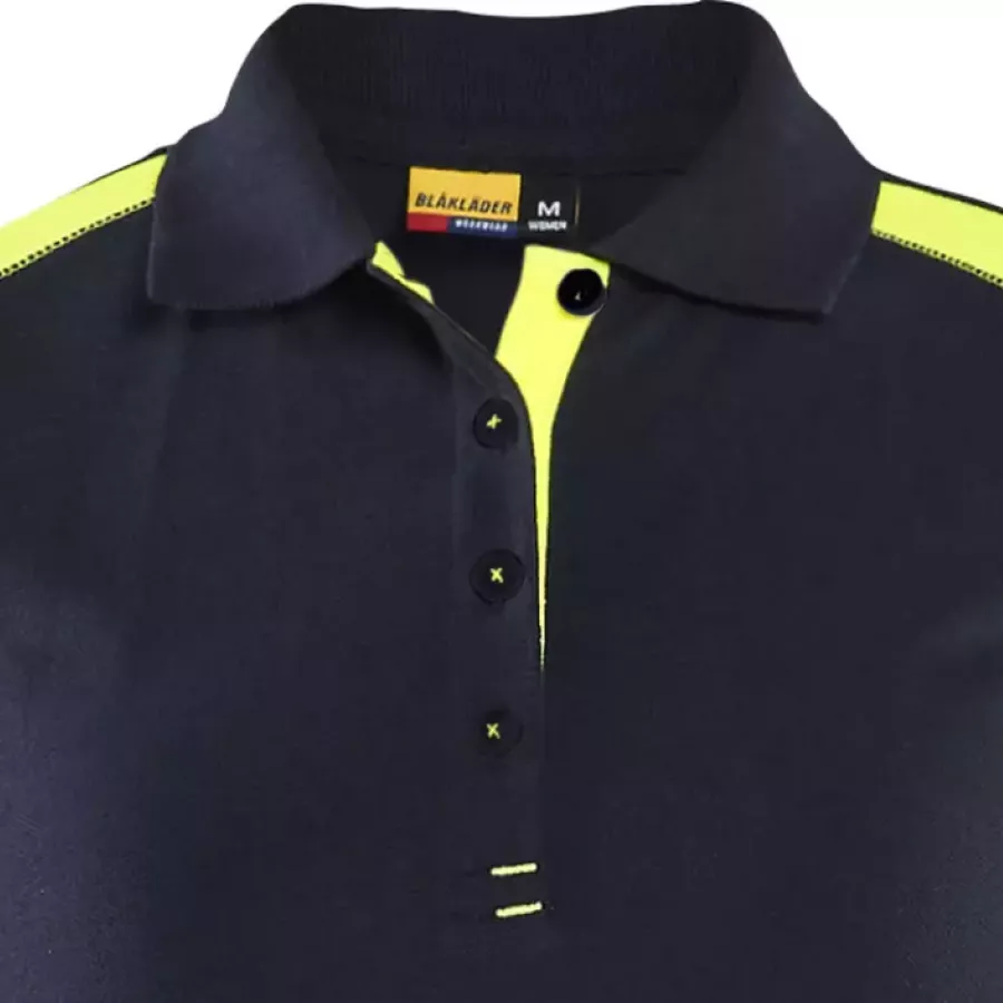 **Gerippter Kragen mit Knopfverschluss** sorgt für einen gepflegten Look mit bequemer, verstellbarer Passform.