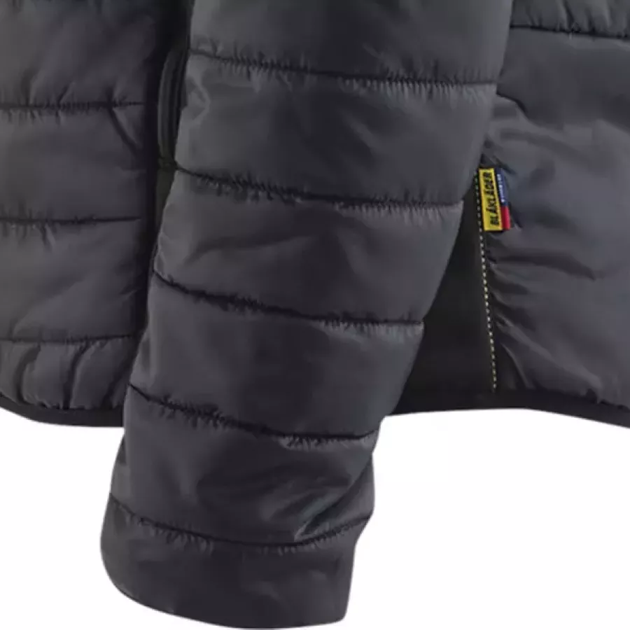 **Elastische Bündchen** sorgen für einen eng anliegenden, flexiblen Sitz, der hilft, die Wärme zu speichern.