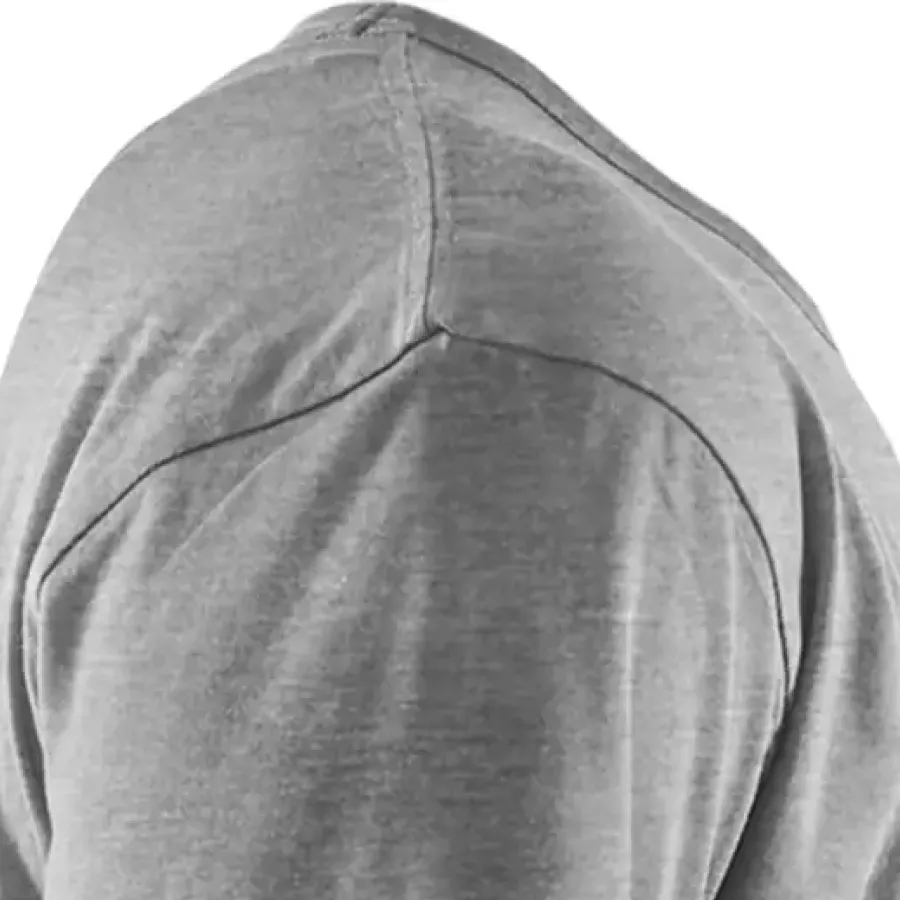 **Verstärkte Hals- und Schulternähte** sorgen für dauerhafte Haltbarkeit, sodass das Shirt seine Passform auch nach häufigem Tragen behält.