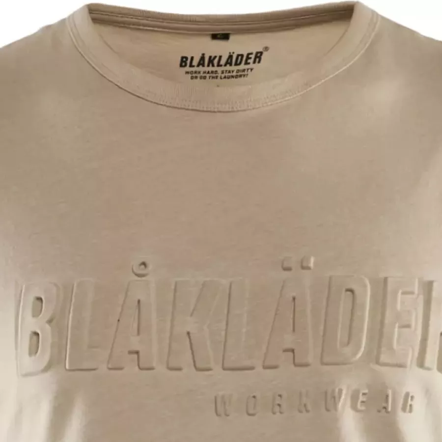 **Gerippter Rundhalsausschnitt** sitzt bequem und behält den ganzen Tag über seine Form.