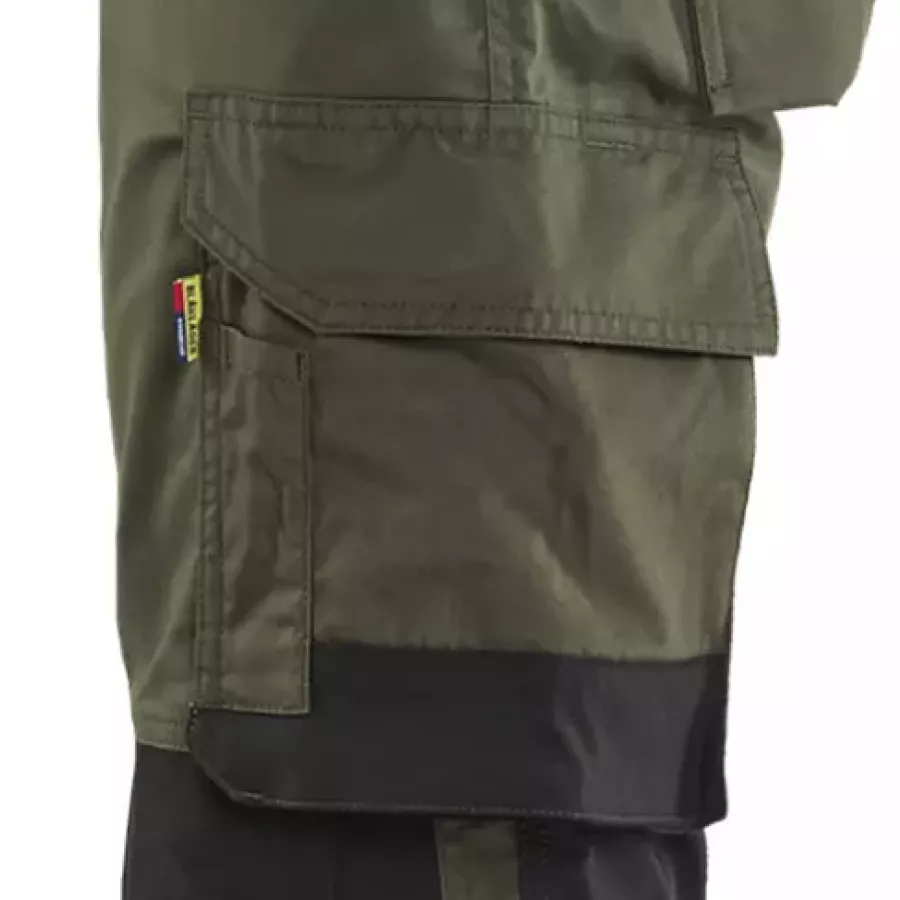 **Oberschenkeltasche mit integrierter Handytasche** organisiert Ihre wichtigsten Gegenstände, sodass Handy und Werkzeuge immer griffbereit sind.