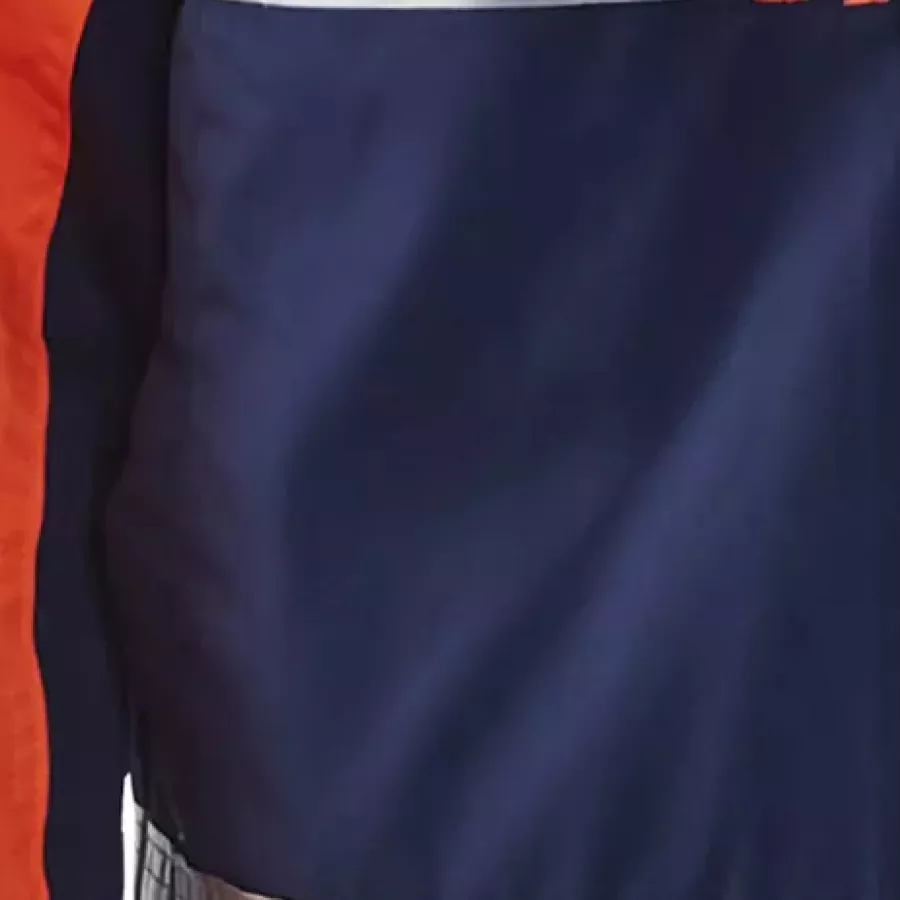 **Wasser- und schmutzabweisendes Material** hilft Ihnen, den ganzen Arbeitstag über trocken zu bleiben und sauber auszusehen.