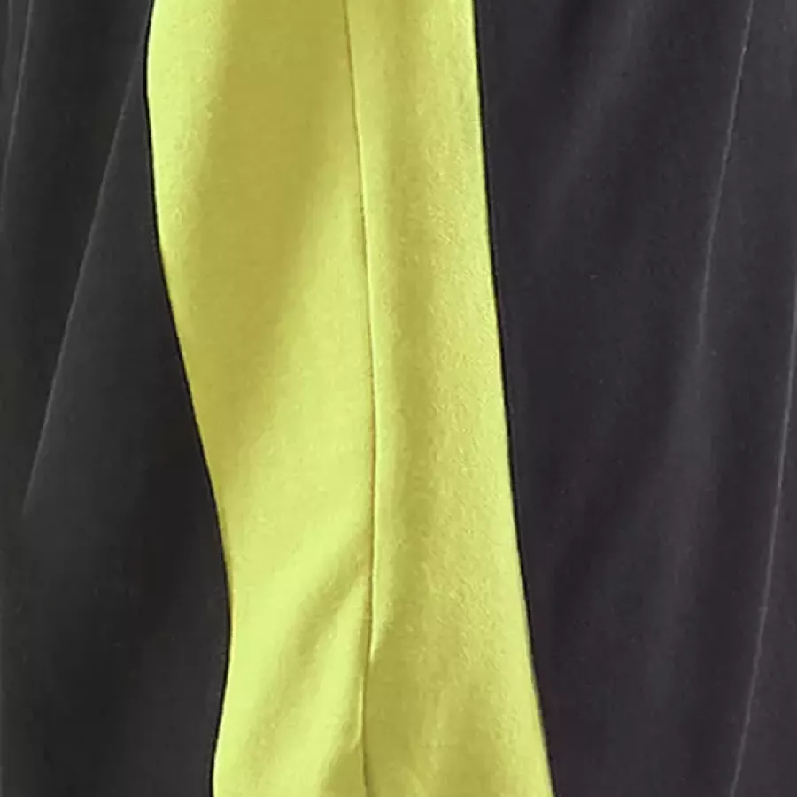 **Side Vents** provide extra freedom of movement and a breathable fit.