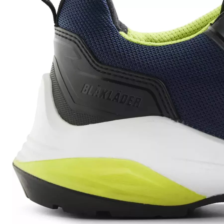 Metallfreier Durchtrittschutz bietet Sicherheit unter dem Fuß und hält den Schuh dabei leicht und flexibel.