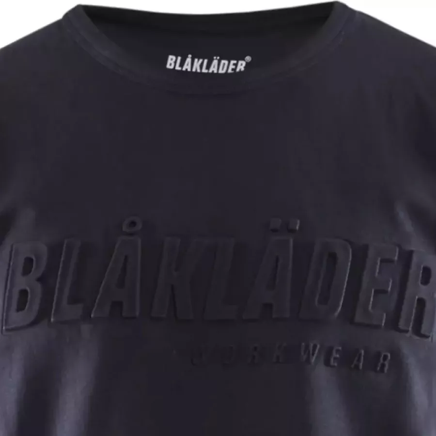 **Gerippter Rundhalsausschnitt** sitzt bequem und behält den ganzen Tag über seine Form.