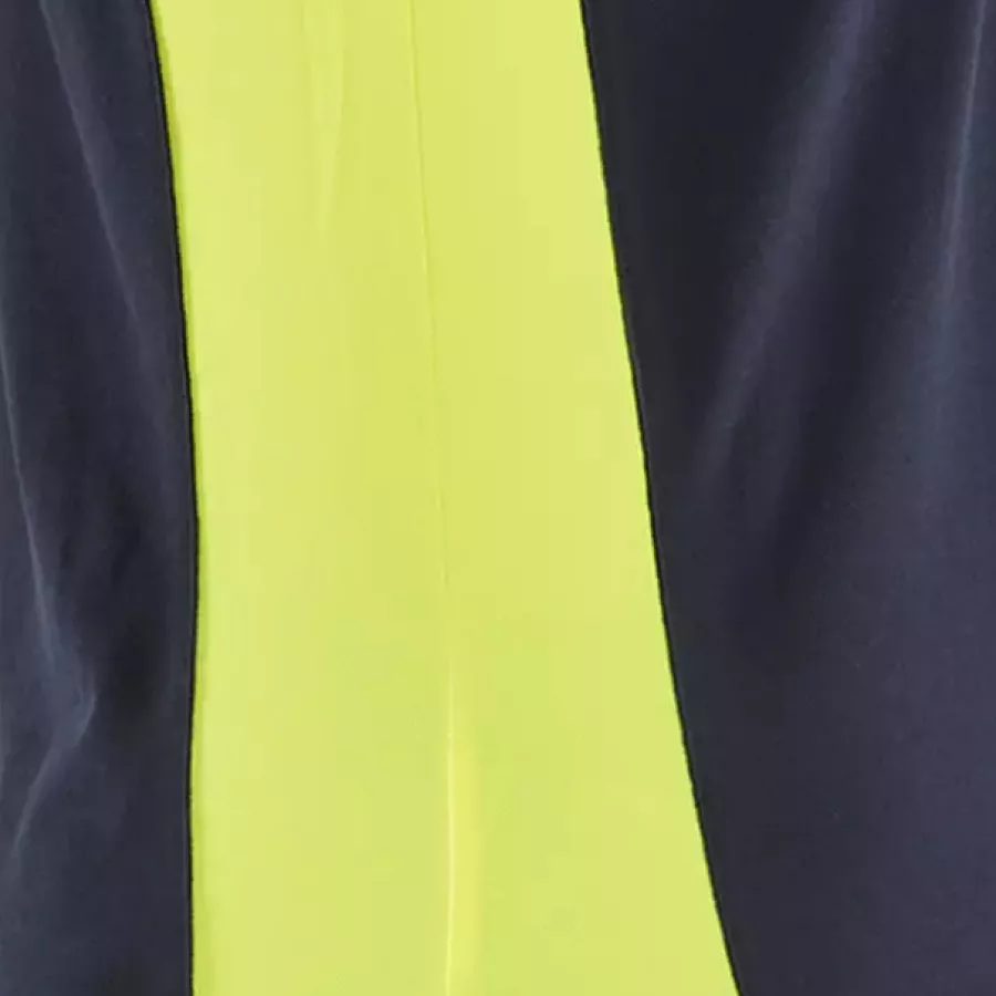 **Side Vents** provide extra freedom of movement and a breathable fit.