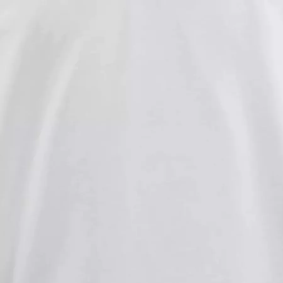 **Stoff aus 100 % Baumwolle** bietet natürliche Weichheit und Atmungsaktivität für mühelosen Tragekomfort im Alltag.