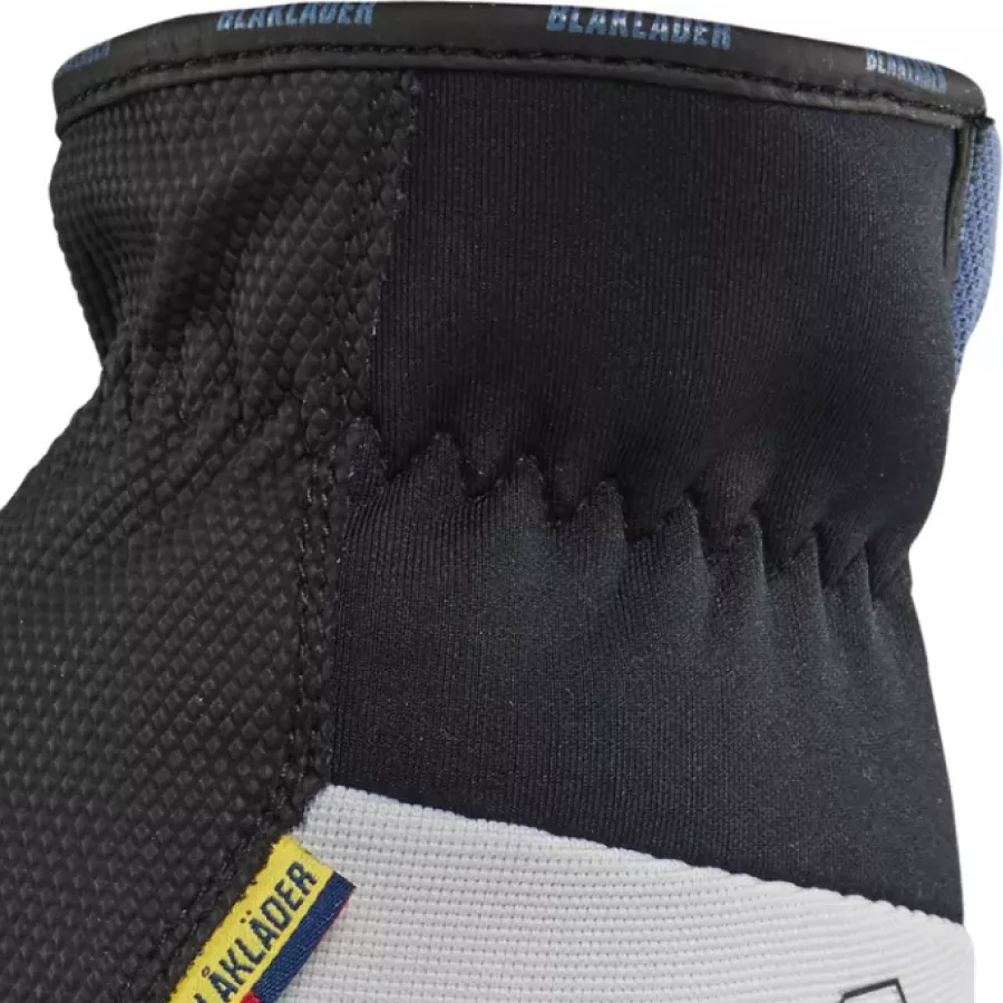 **Elastic Band Wrist** ensures a snug, secure fit that helps keep warmth in and cold air out.