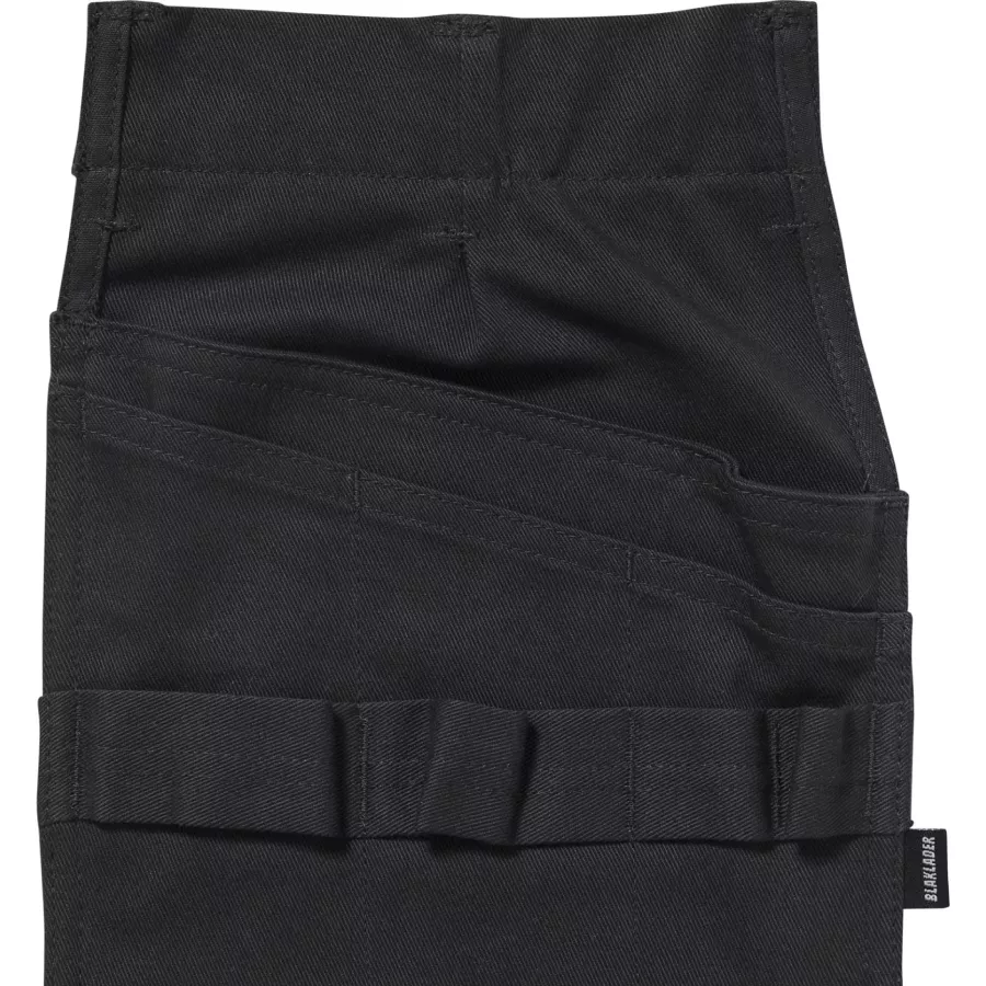 **Water and Dirt Repellent Surface** keeps your belt and tools clean and functional in challenging conditions.