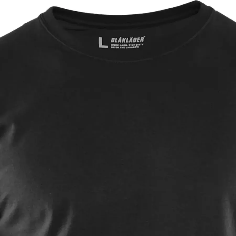 **Ribbed Round Collar** sits comfortably while keeping its shape throughout the day.
