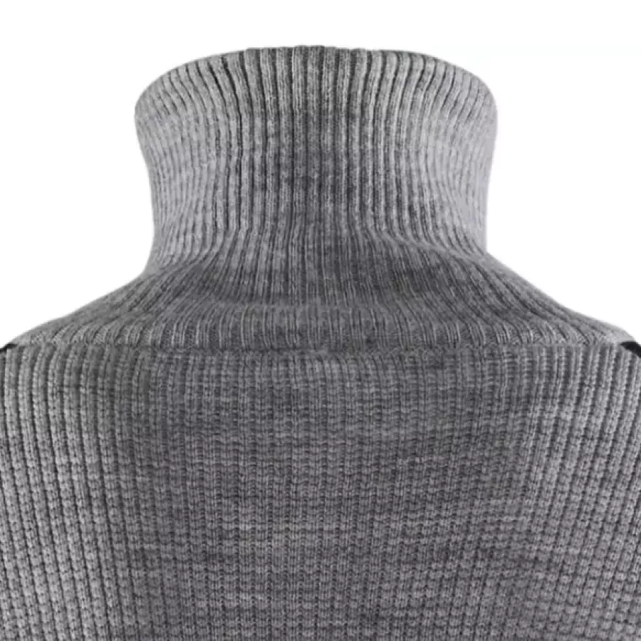 **High Collar** keeps your neck warm and shielded from chilly winds for all-day comfort.