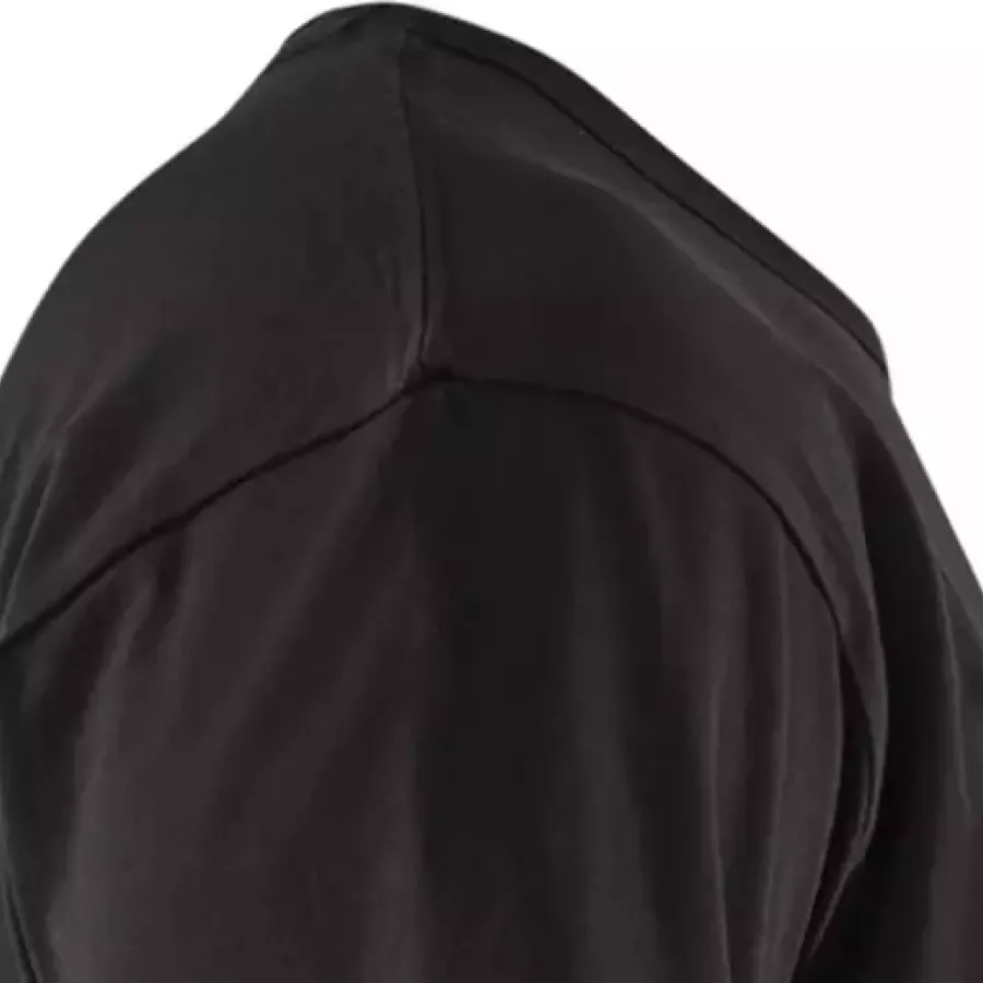 **Verstärkte Hals- und Schulternähte** sorgen für dauerhafte Haltbarkeit, sodass das Shirt seine Passform auch nach häufigem Tragen behält.