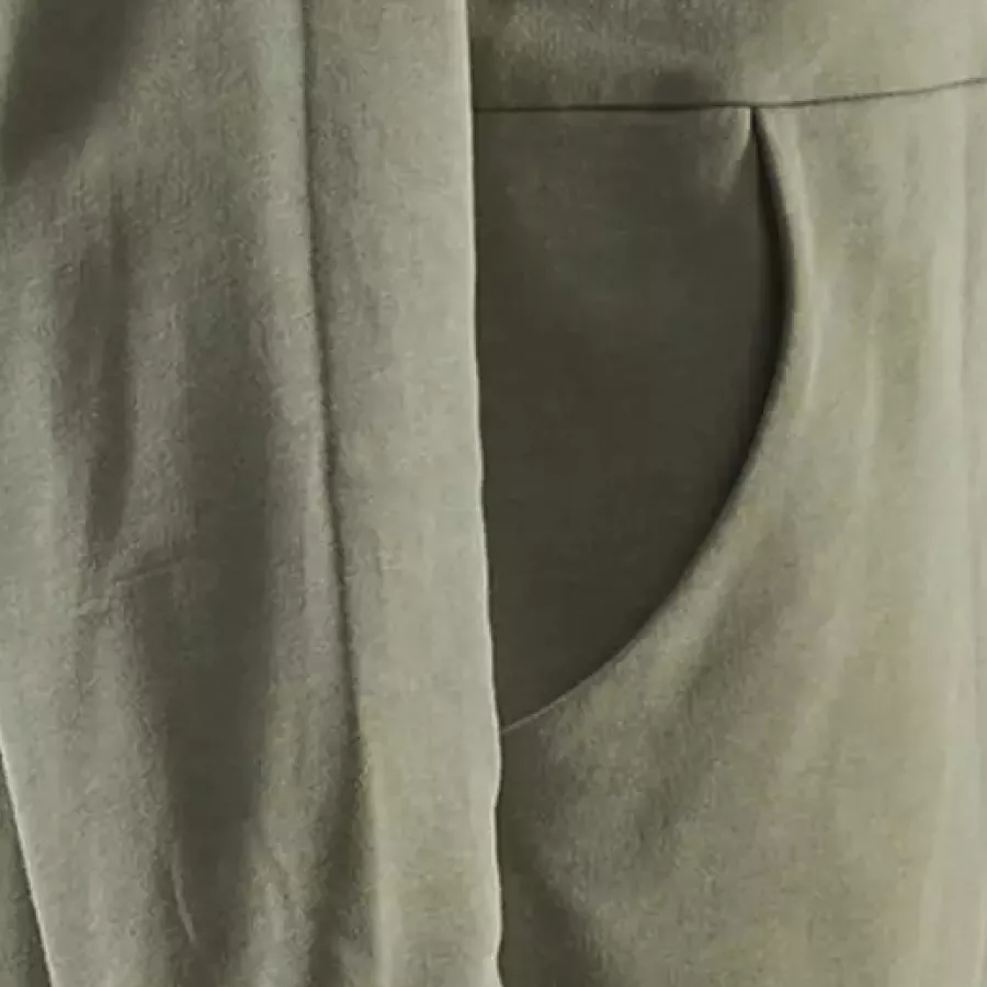 **Kängurutasche mit innen liegender Handytasche** hält Ihre Hände warm, während sie Ihre wichtigsten Gegenstände sicher und griffbereit verwahrt.