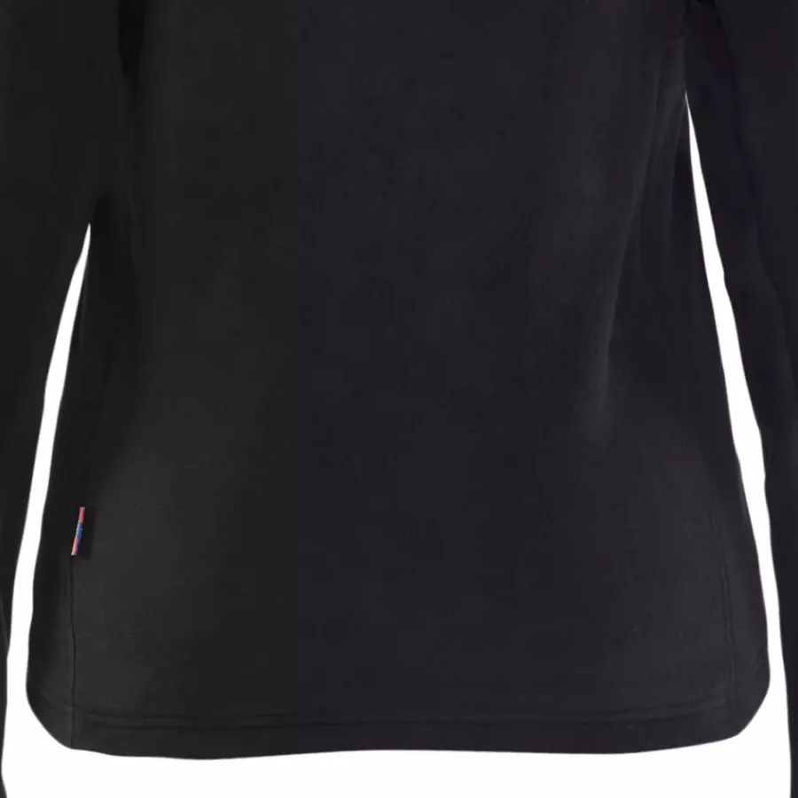 **Extended Back** provides extra coverage and warmth during movement.