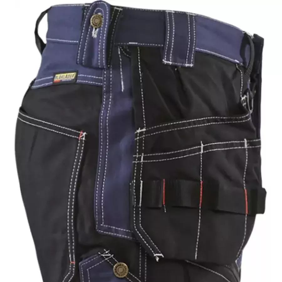 **Verstärkte Werkzeugtaschen** halten Ihre wichtige Ausrüstung den ganzen Tag über sicher und griffbereit.