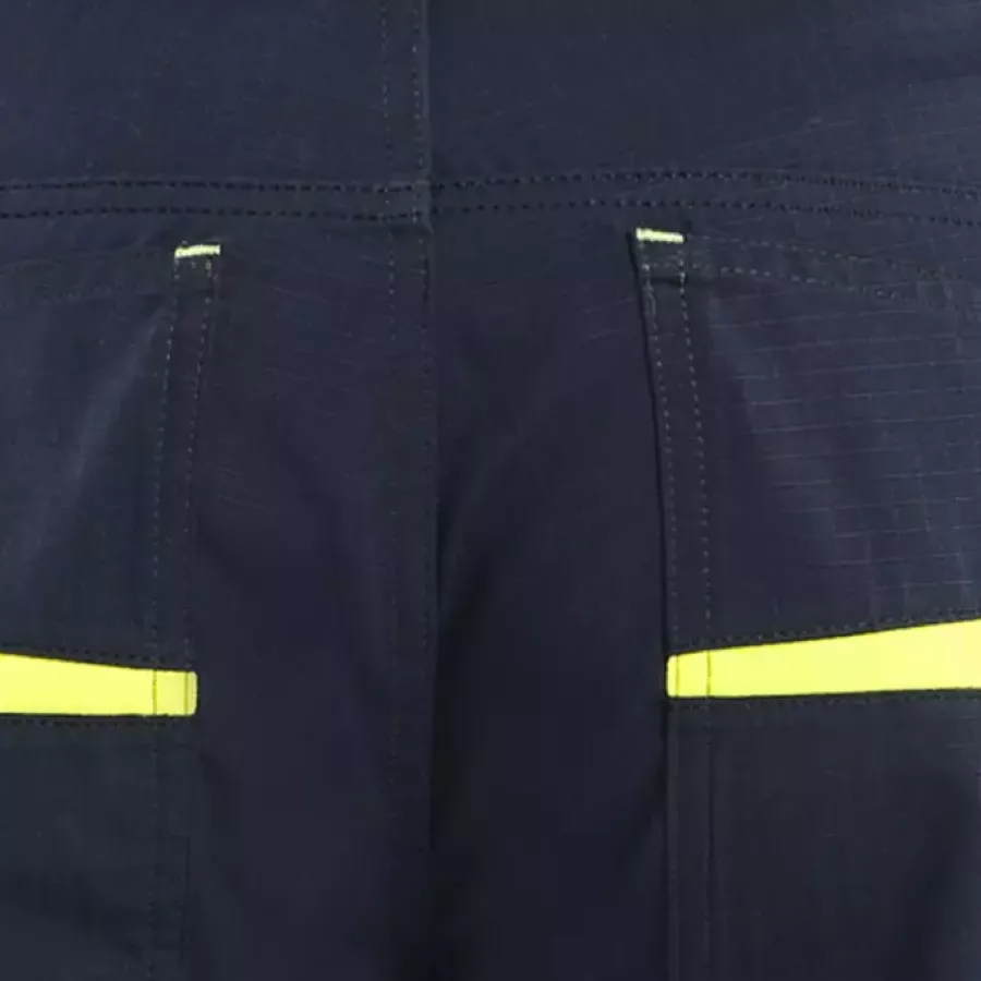 **Strapazierfähiges Ripstop-Gewebe** widersteht Rissen und Abrieb und gewährleistet eine lange Lebensdauer in rauen Arbeitsumgebungen.