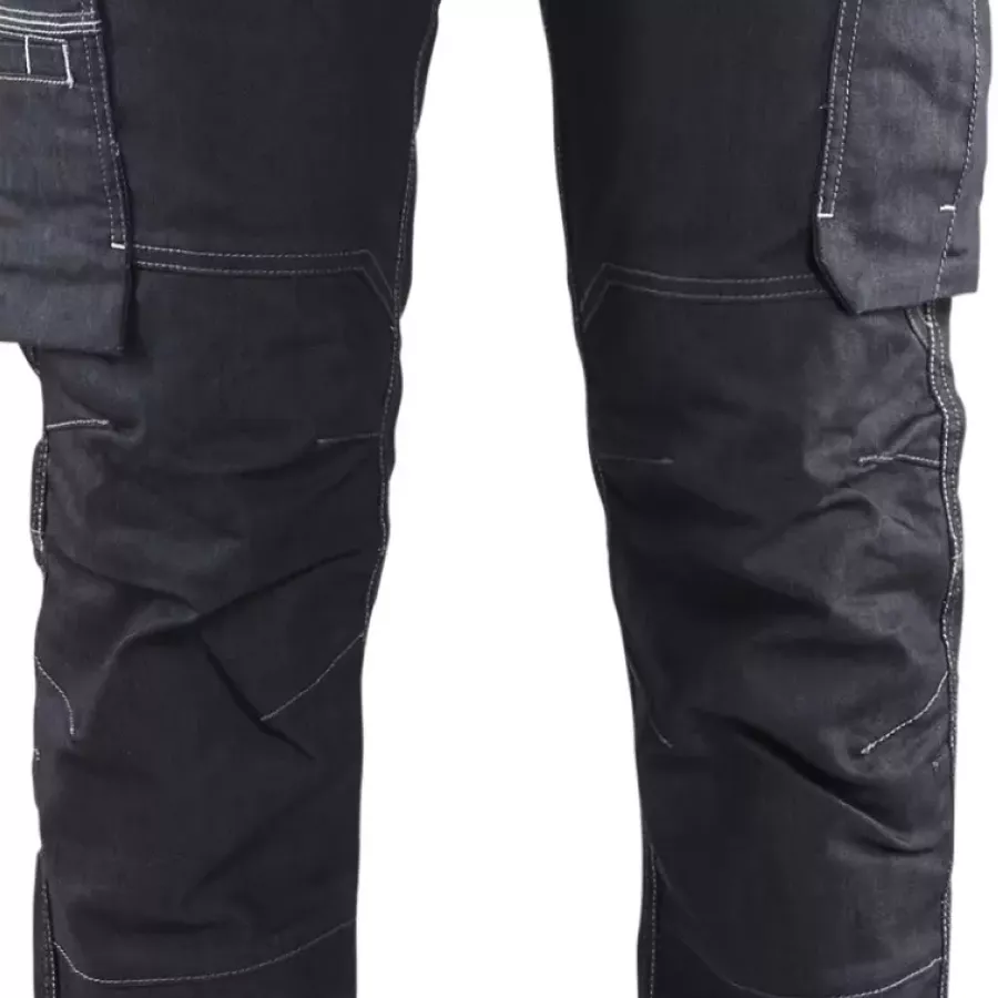 **Interne Knieschoner-Taschen** ermöglichen bequemes Arbeiten auf den Knien, ohne Einbußen beim Stil.